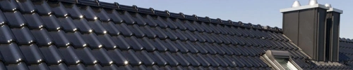 Foto de Tejas Gravilladas de color negro, ideal para techos de casas y edificios