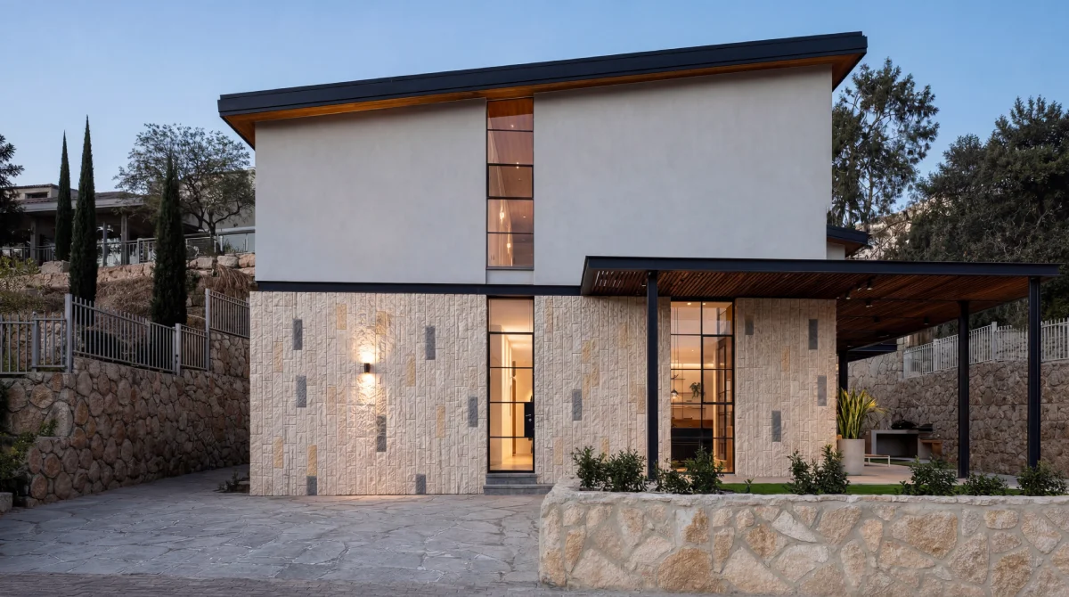 Fachada residencial con revestimiento Stone PU beige